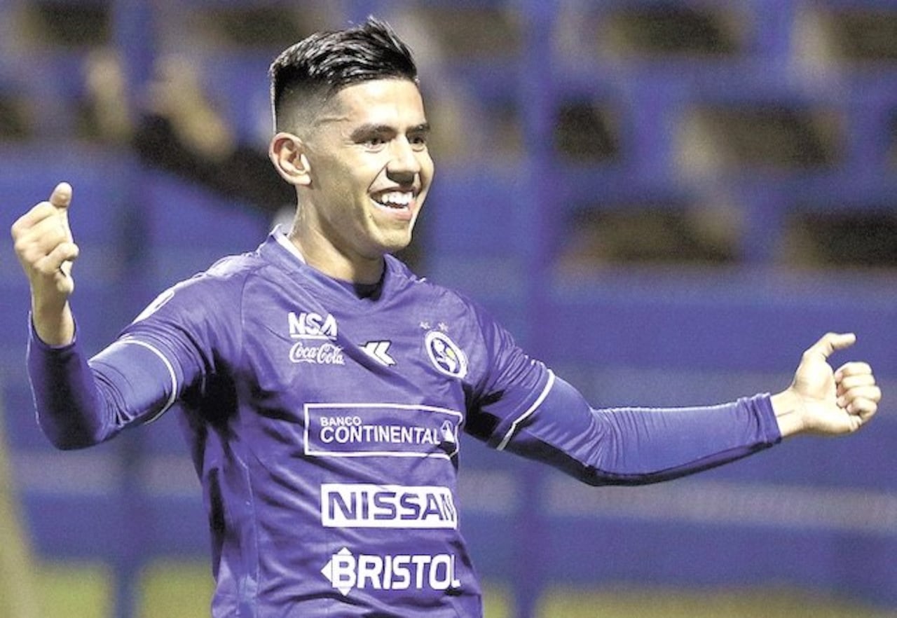 Tomás Rojas festeja su gol, el que le valió los tres puntos a Sol.