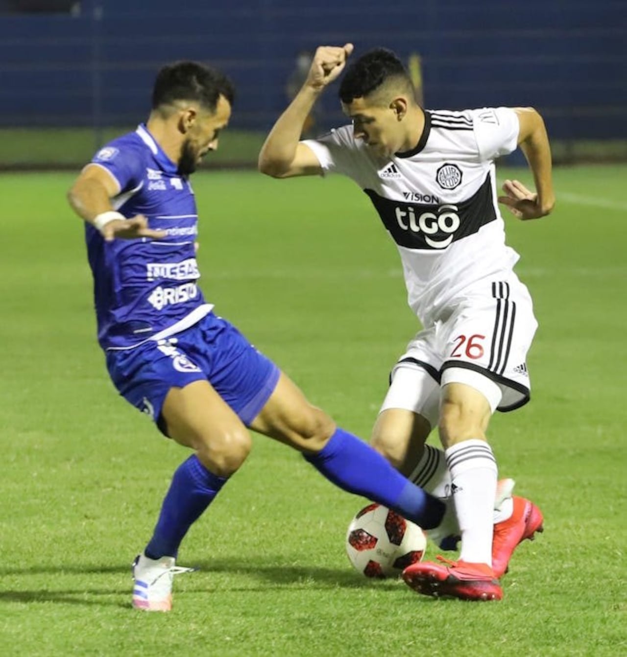 Diego Torres disputando con Gustavo Noguera.