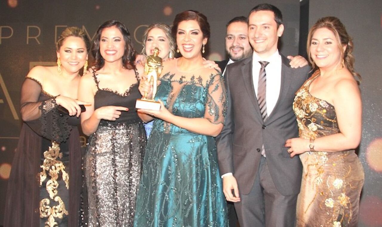 Los presentadores del noticiero de Unicanal levantaron el Paraná de Oro 2019.