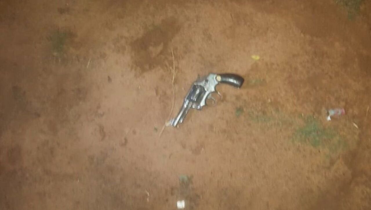 El arma que utilizó el uniformado fue hallado en el sitio.