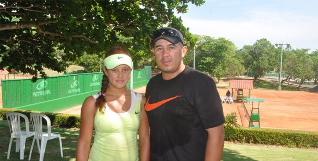 Con su hija en una cancha de tenis.