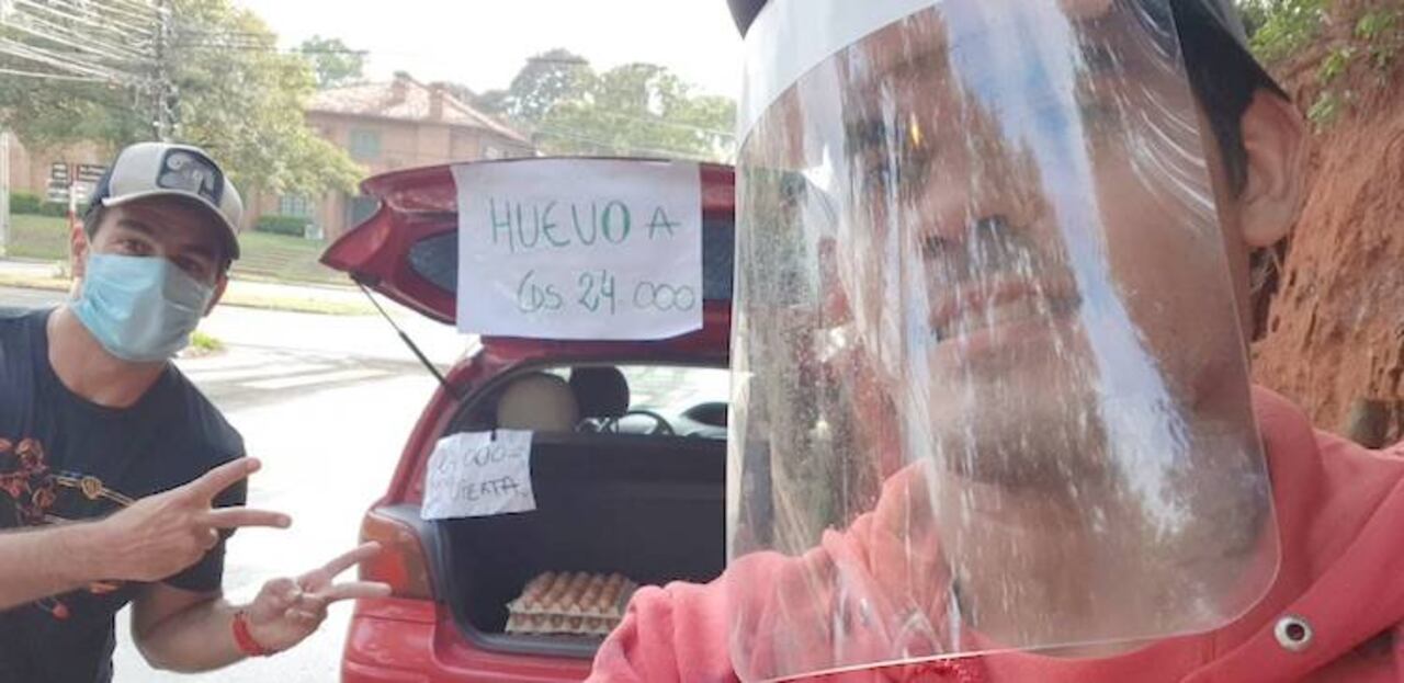 El atleta de Ameliano en su faceta de vendedor de huevos en la calle. Todo un ejemplo de superación.