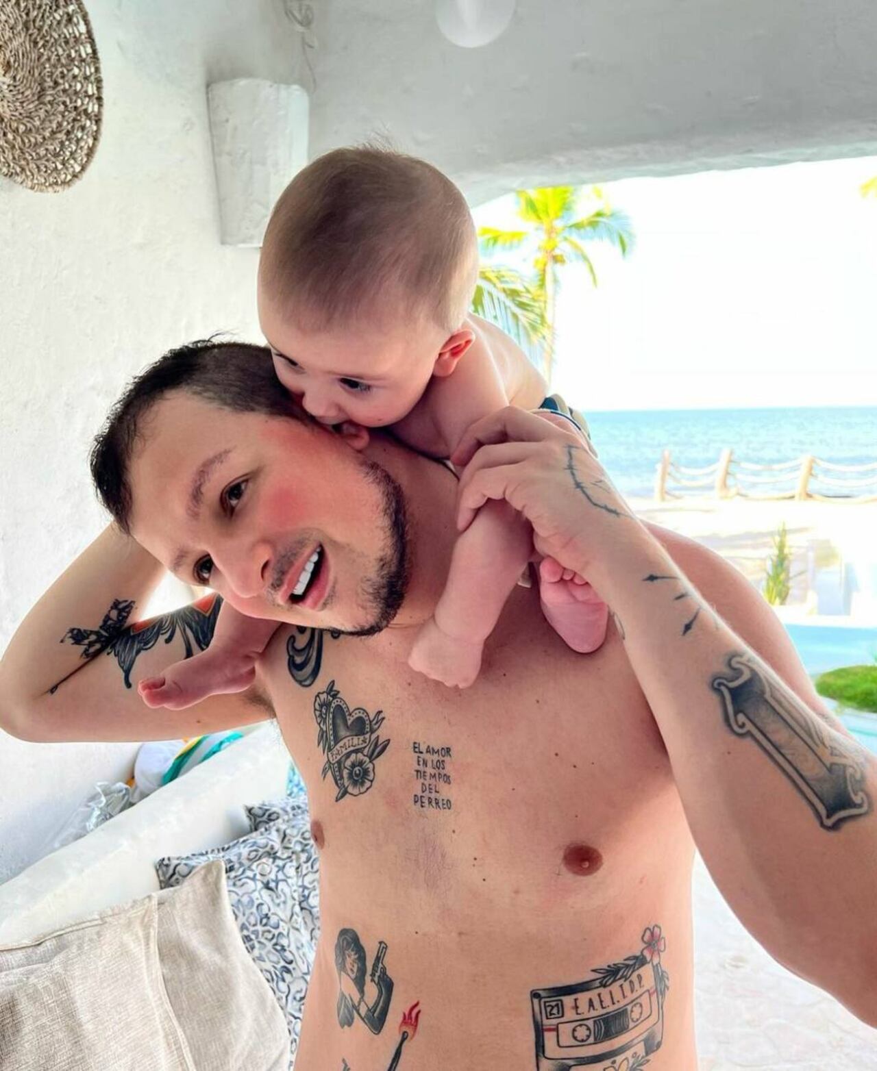 Pablo Mejías, el cantante colombiano, marido de la paraguaya Stephi Stegman. Aquí, con el hijo de ambos, Brunito. @stephistegman.
