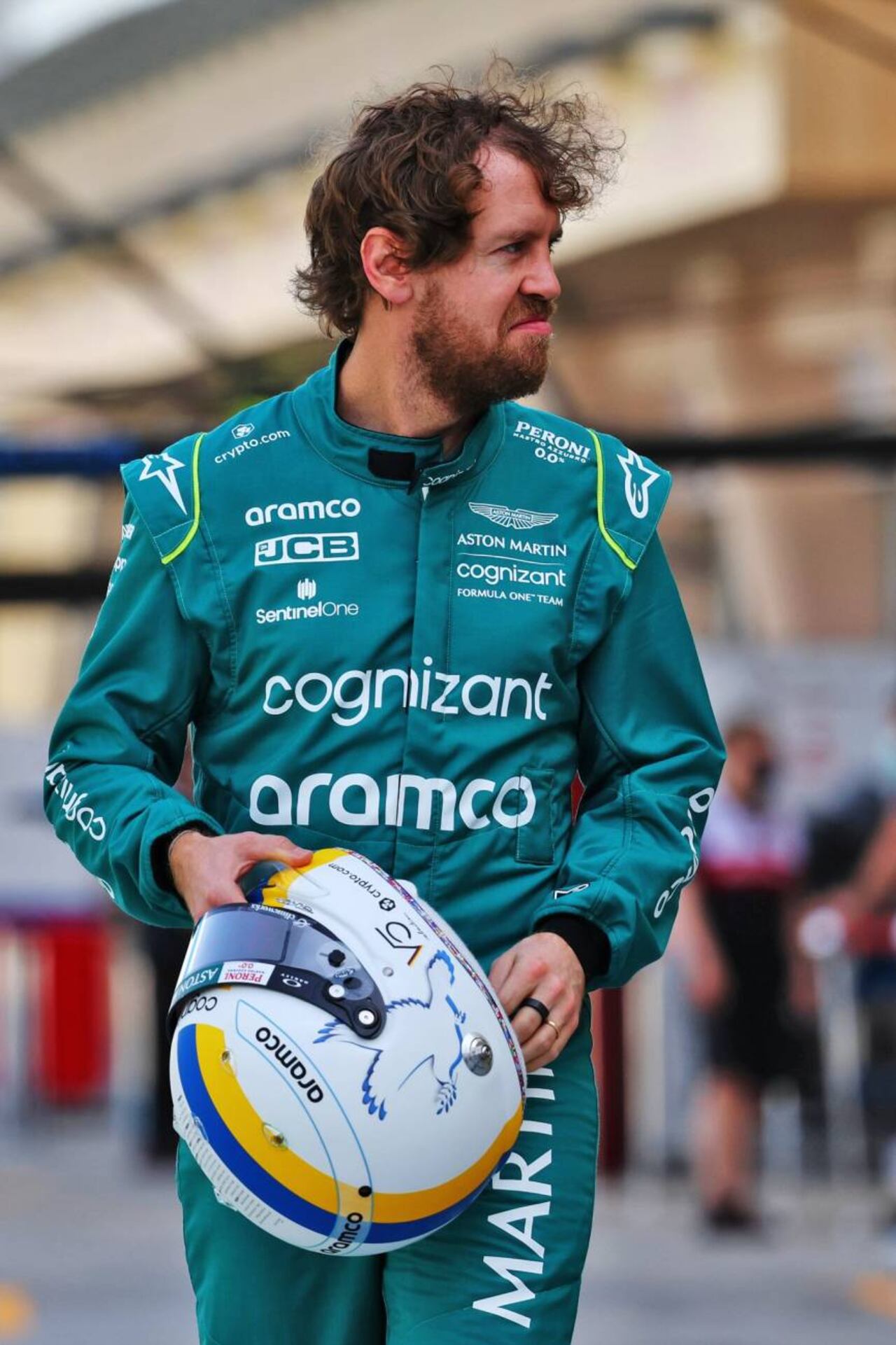 El alemán Sebastian Vettel lleva en sus manos el casco con diseño de apoyo a Ucrania. FOTO @F1Total102