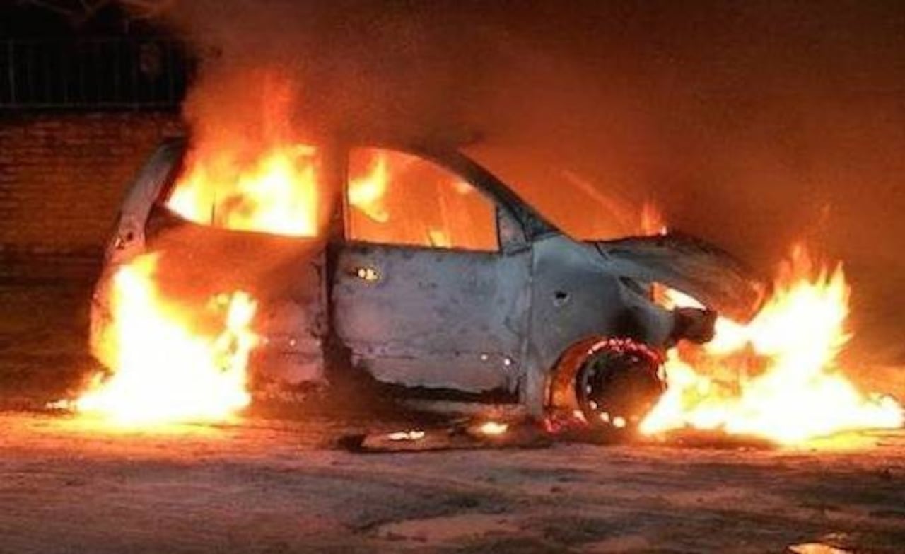 SOCORRO. Los bomberos llegaron al pedido de socorro para apagar el fuego.