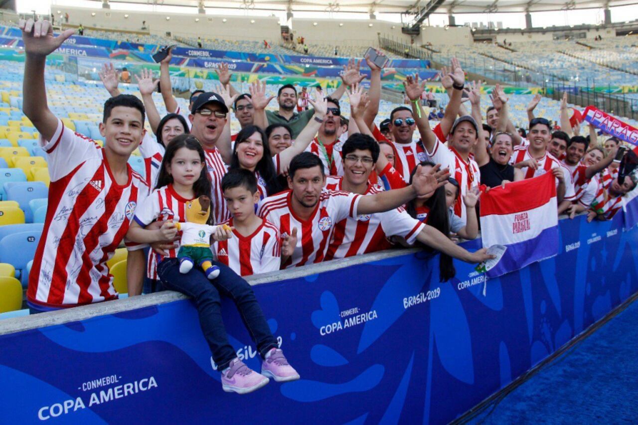 Así se vivió la previa en el “Maracaná” con este grupo de hinchas albirrojos, cerquita de la cancha