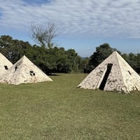 Las pirámides de Emboscada: historias de “rituales y pactos”
