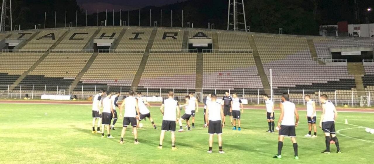 Peloteros olimpistas realizando el reconocimiento del estadio Pueblo Nuevo.