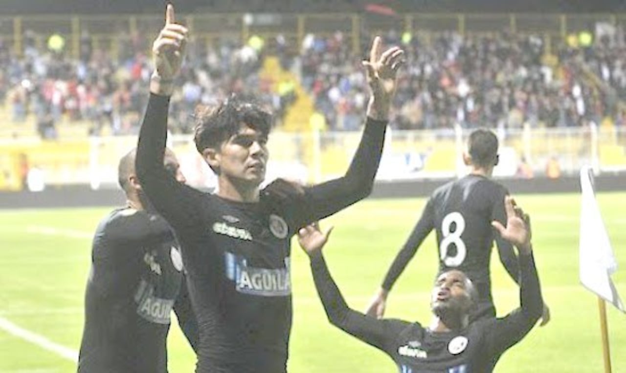 Marco, festejando un gol con la camiseta del Cúcuta de Colombia.