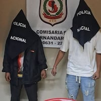 Padre e hijo pasan tiempo de calidad en la Comisaría