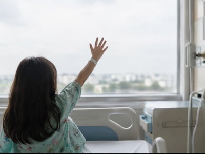 Doña asegura que su hijita saludó a un póra en el Hospital de Clínicas
