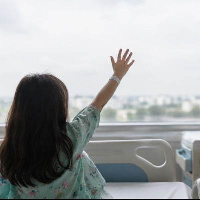 Doña asegura que su hijita saludó a un póra en el Hospital de Clínicas