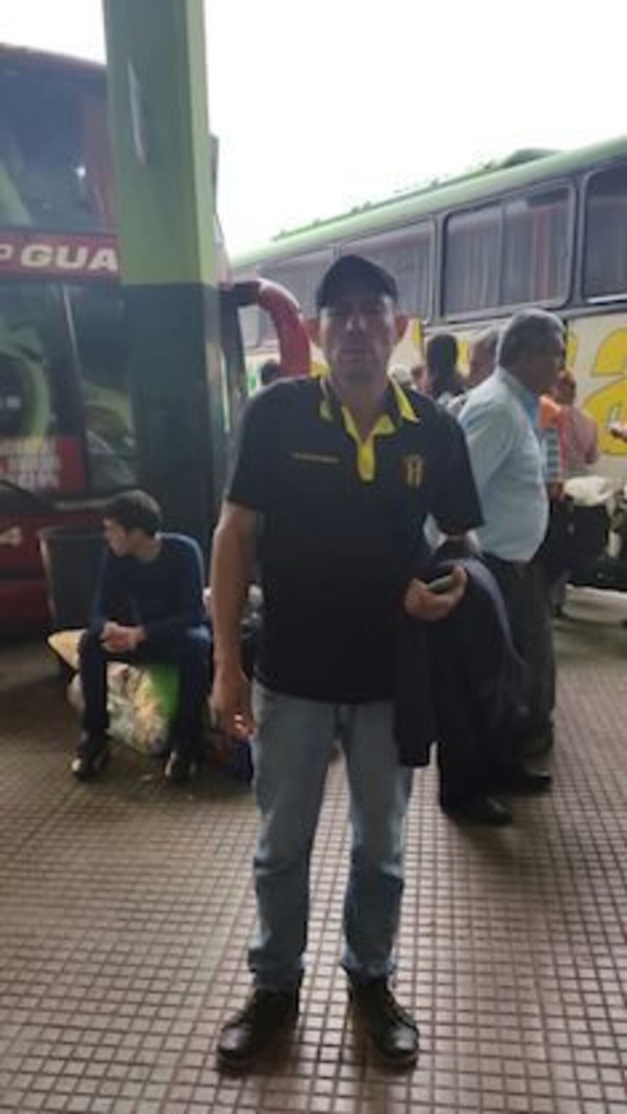 ESPERÓ MUCHO. Don Félix Rivas, en la Terminal de Ómnibus de Asunción.