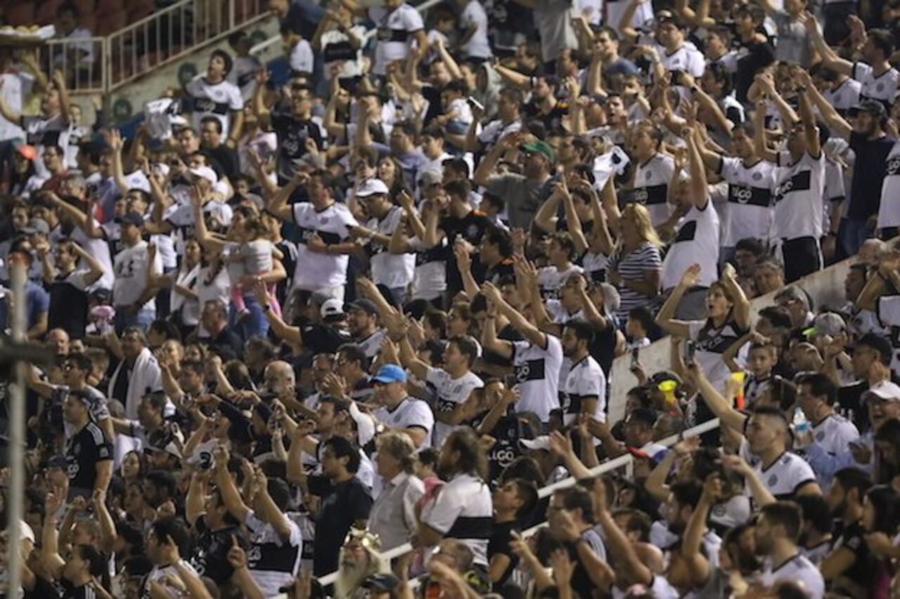 SE SIENTE, SE SIENTE. La hinchada franjeada respondió y copó el “Defensores”.
