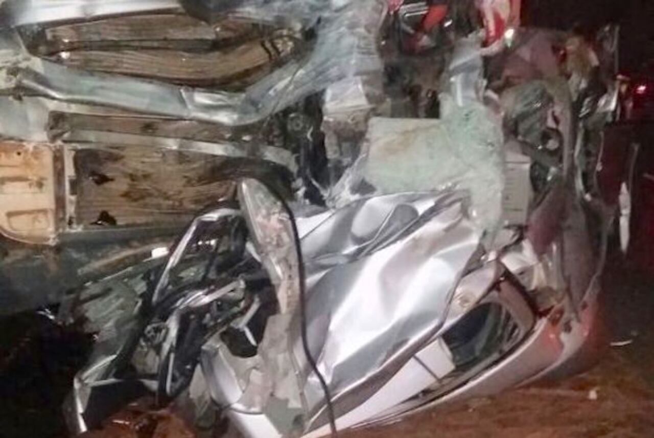 ABAJO. El automóvil quedó prácticamente incrustado por el camión.