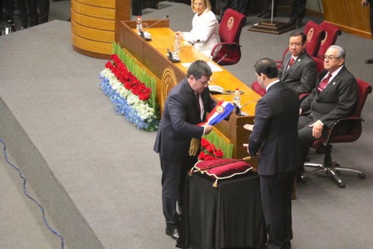 EN EL CONGRESO. Momento en que el expresidente, Horacio Cartes, hace entrega de sus atributos presidenciales.