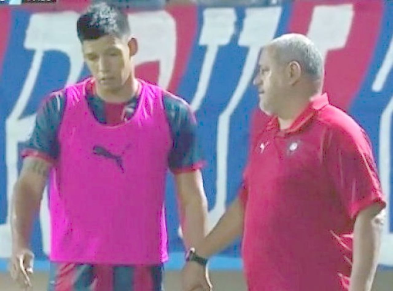 Momento en el que se lo ve a Julio Dos Santos algo “disgustado”. Fue la piedra del escándalo.