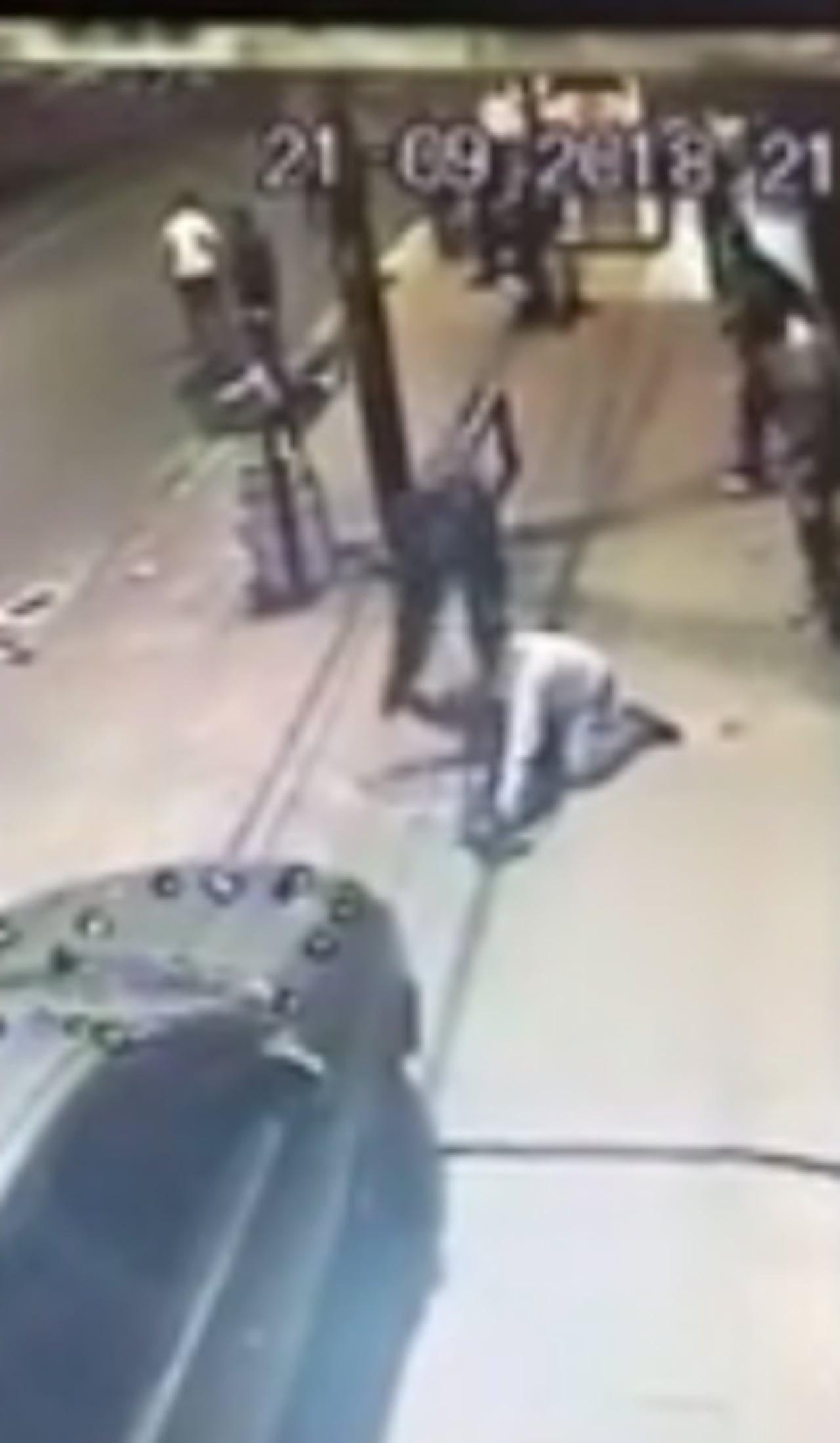 SE SALVÓ. La patota le reventó a uno de los vendedores que avei estaba ahí.
