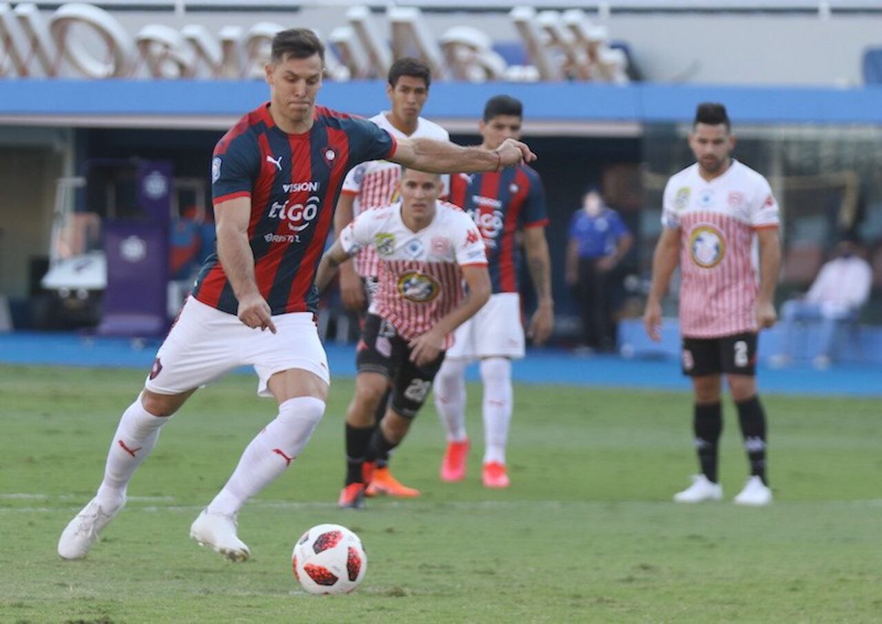 Momento en que dispara y anota de penal el 1-0 para Cerro Porteño contra San Lorenzo.