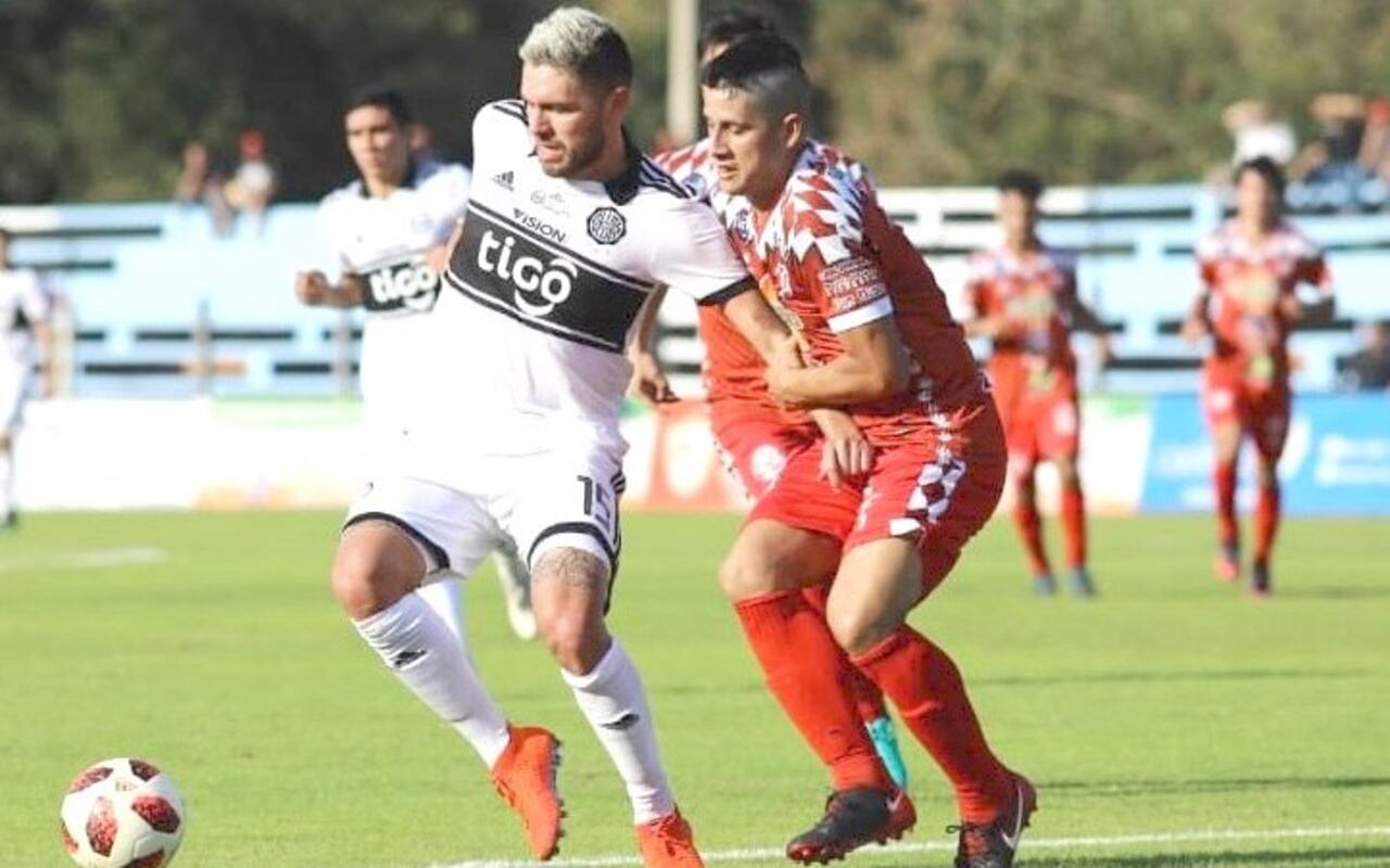 Aquí en su faceta de futbolista marcando a Jorge Ortega en el partido Olimpia-Colegiales por la Copa Paraguay