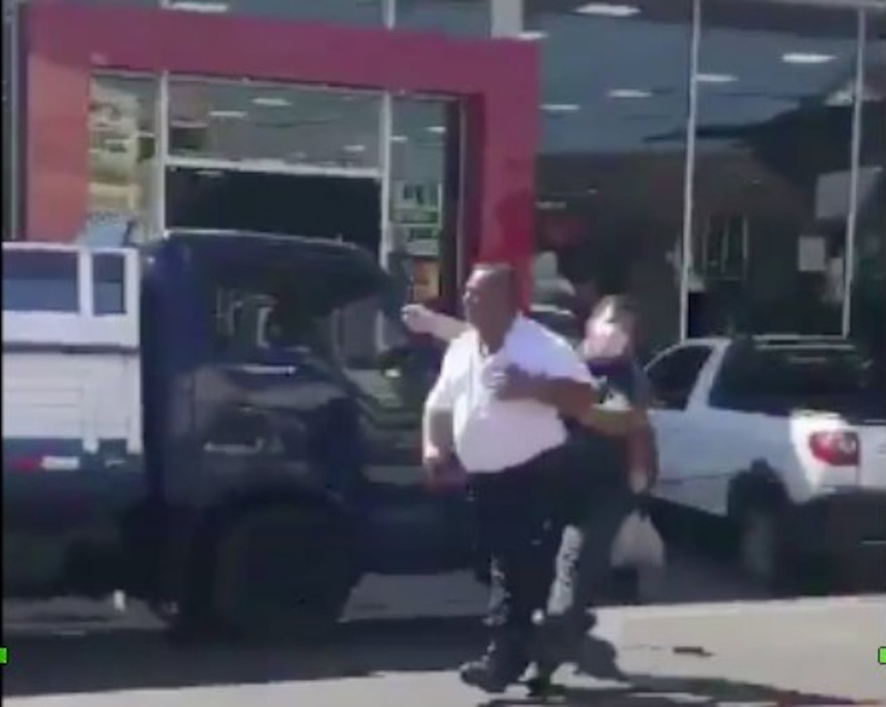 Isidro Florentín ya lanzó el golpe que lo mandó a la lona al agente Edgar Martínez.