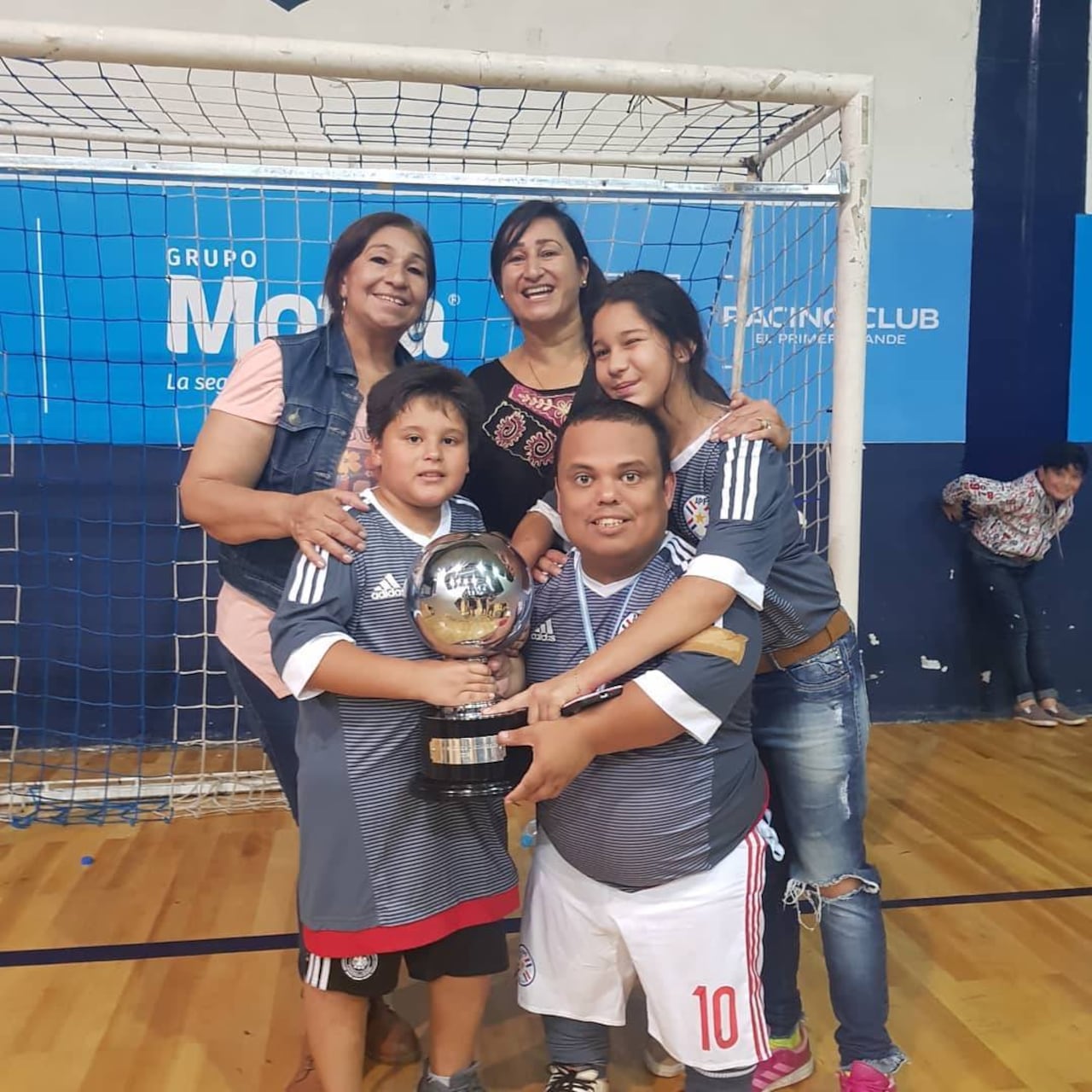 Mortero Bala y su familia, levantando la Copa América de Talla Baja. (FOTO: @morterobala_)
