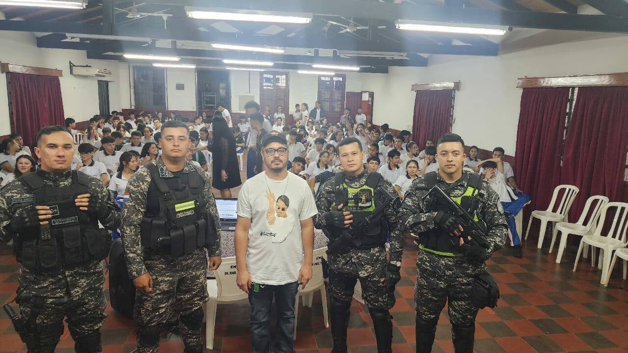 El concejal Juan Irala junto a los Lince luego de la charla. Gentileza