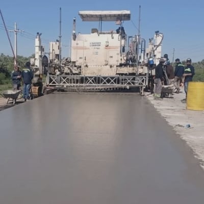 La primera ruta de hormigón avanza a toda máquina hína