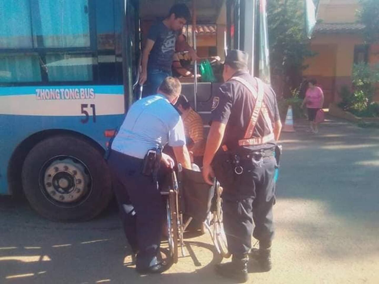Los polis con don “Nono” antes de subirse al micro.