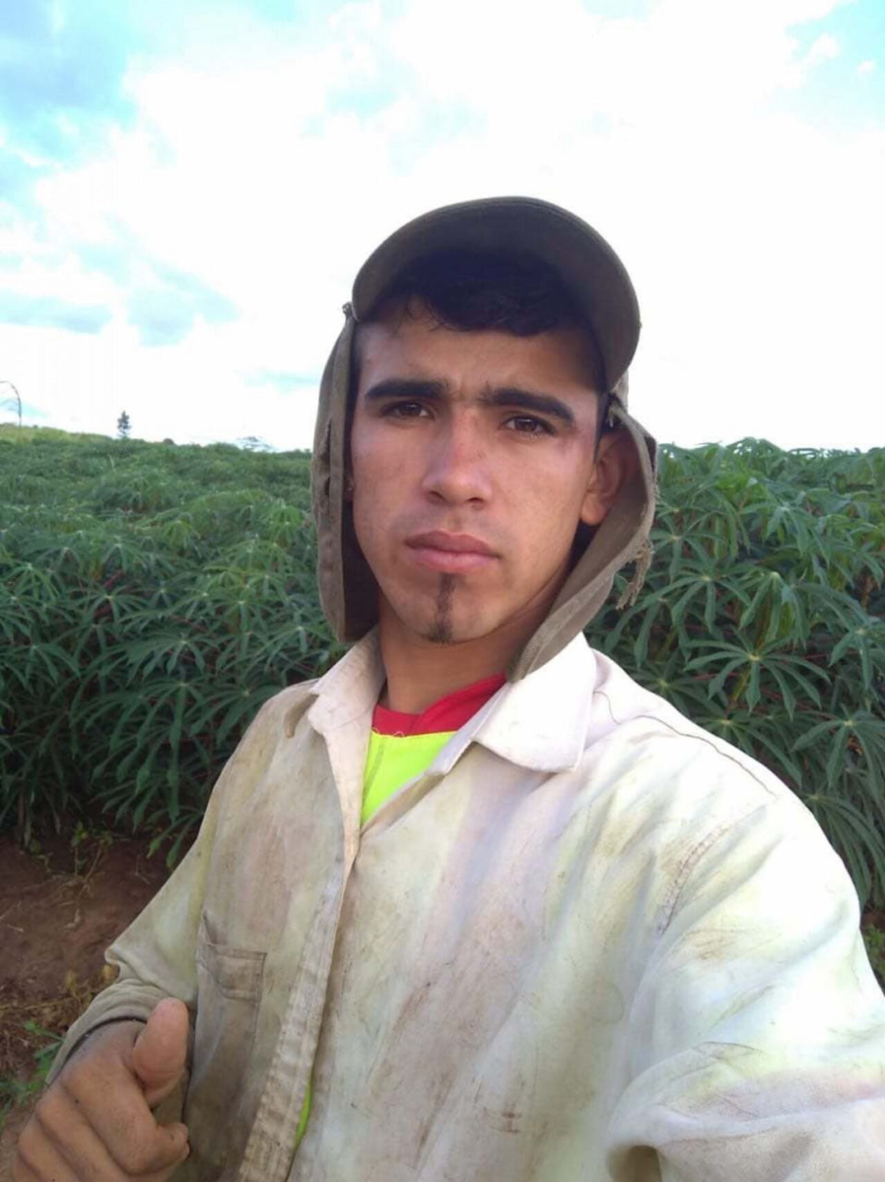 Gabino Franco, ante la falta de trabajo, sigue con su labor en la chacra.
