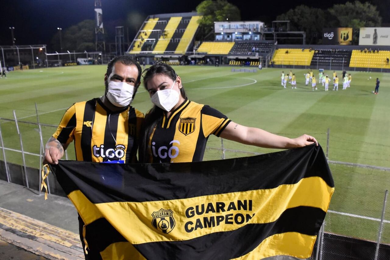 Los hinchas del Aborigen volvieron ayer al estadio “Rogelio S. Livieres”. (@CopaDePrimera)