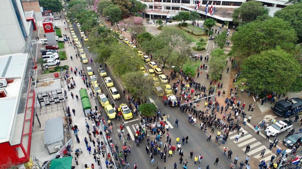 Una vista aérea de la manifestación que se centró frente a la Municipalidad de Asunción. Una gran cantidad de taxistas se hizo presente en la protesta.