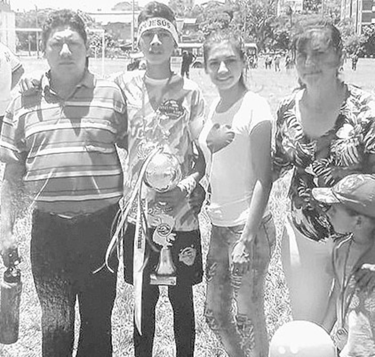 Aquí junto a su familia.