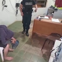 Entró por el techo a robar y se escondió en el ropero