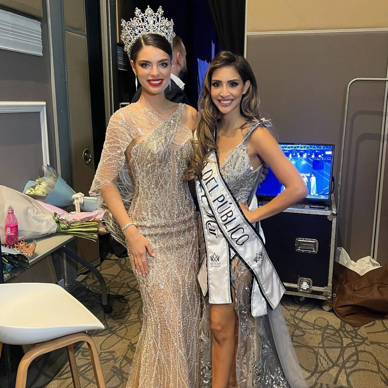 En el concurso Reinas del Paraguay, para Miss Universo Paraguay, Maelia Salcines, con Nadia Ferreira. @maeliasalcines