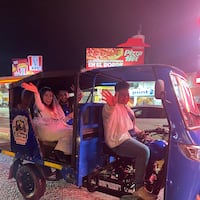 Mototaxi tuneado es furor con los paseos nocturnos