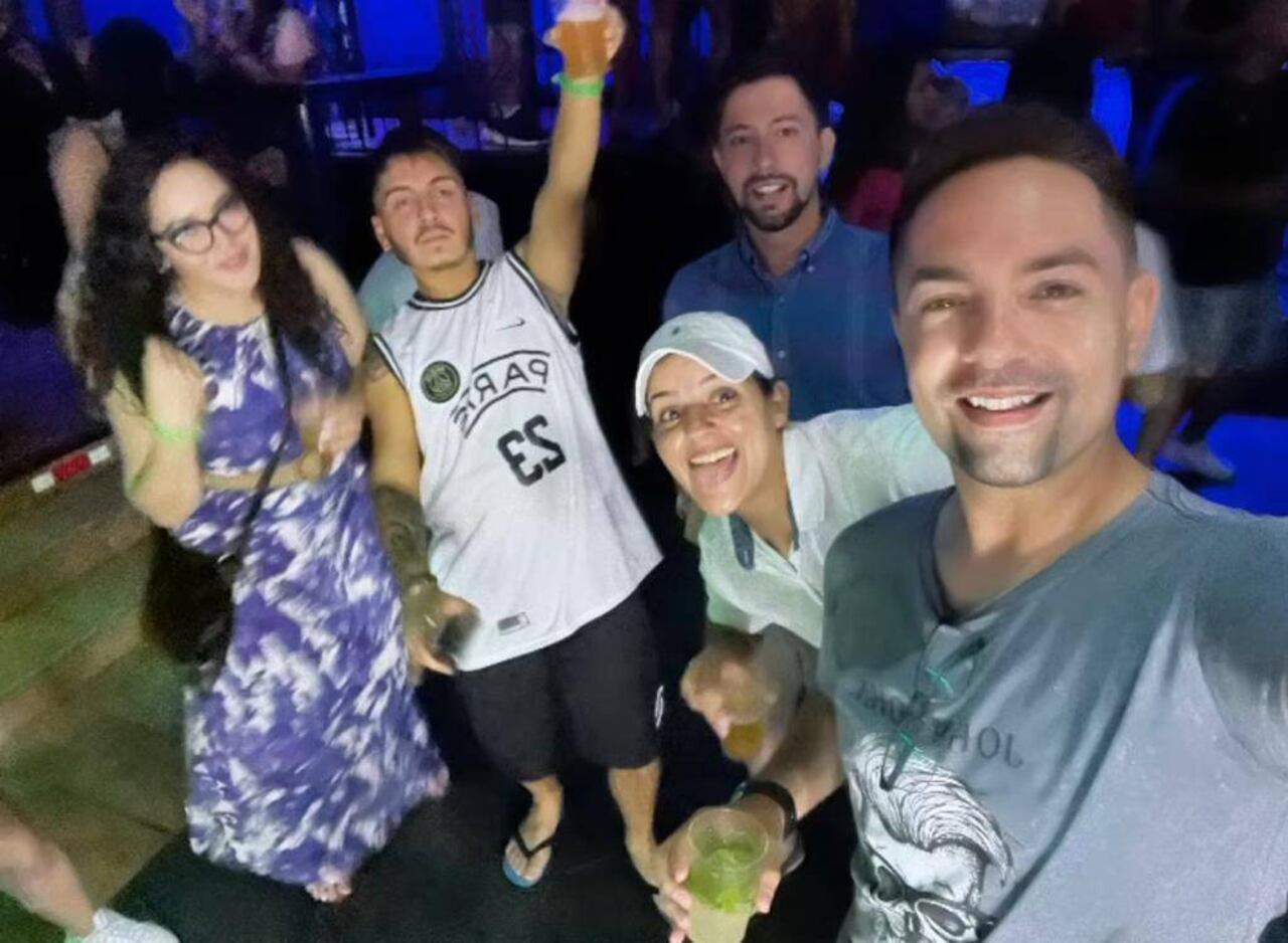 El grupo, anoche, en la despedida de soltero.