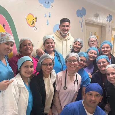 Orlando Gill apareció en el Hospital Acosta Ñu y alborotó al rollo