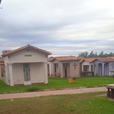 Vive en pleno cementerio entre tumbas y aventuras