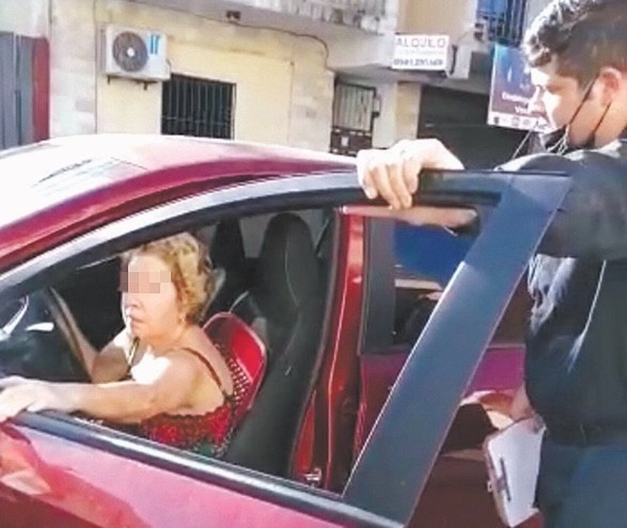 La doña se negó primeramente a bajar.