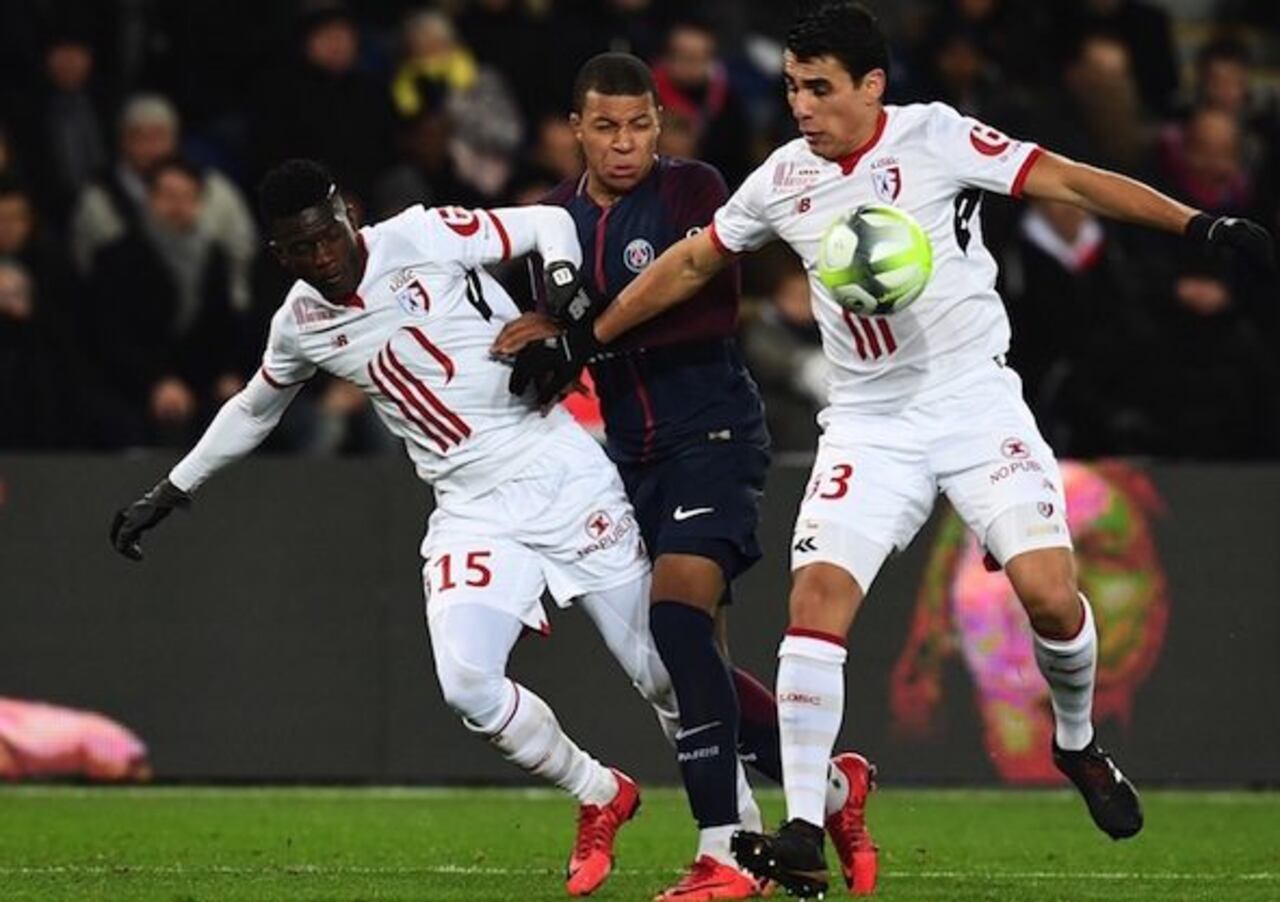 AGUERRIDO. En la imagen se le ve a Júnior en una marca al ídolo Kylian Mbappé.