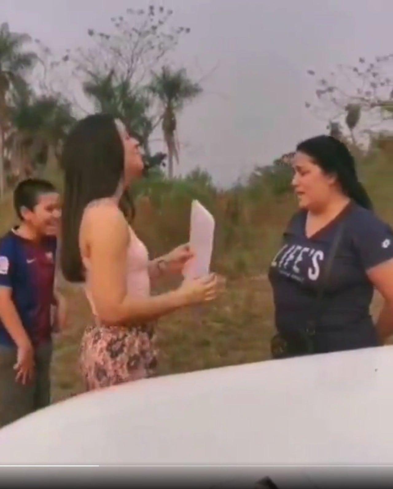 Giuliana le quiere entregar el título a su mamá, quien al principio se asusta.