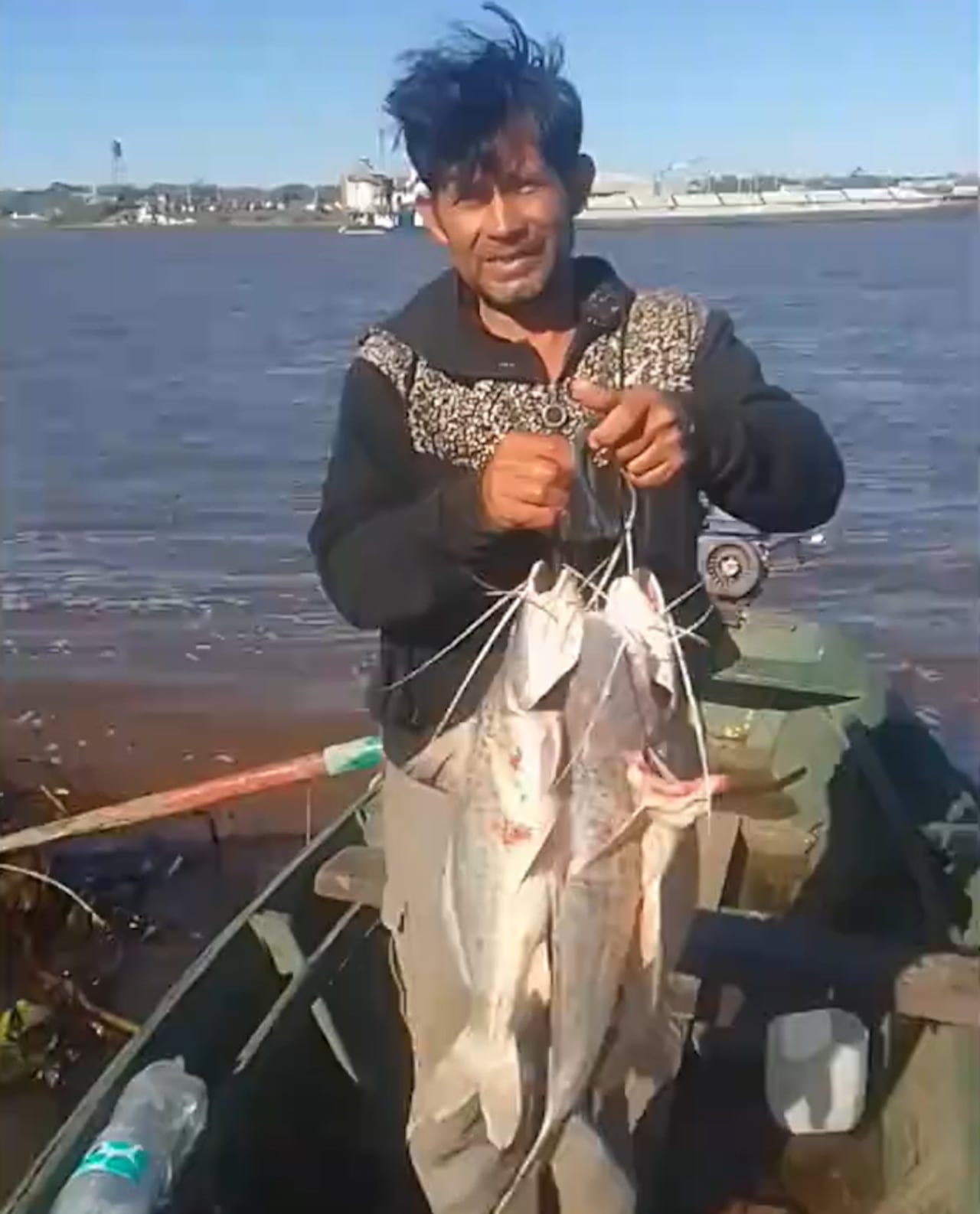 Amado Orué, se gana la vida "pescando".