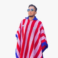 Una pasión tejida a mano: El poncho albirrojo que arrasa