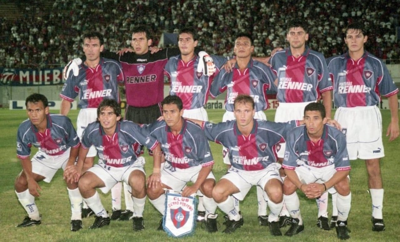 Cerro del 2000, arriba: Édgar Aguilera, Danilo Aceval, Darío Caballero, Richard Gómez, Juan López y Valentín Filippini; abajo: Marcial Villalba, “Pájaro” Fernández, Guido Alvarenga, Gauchinho y Jorge Campos.