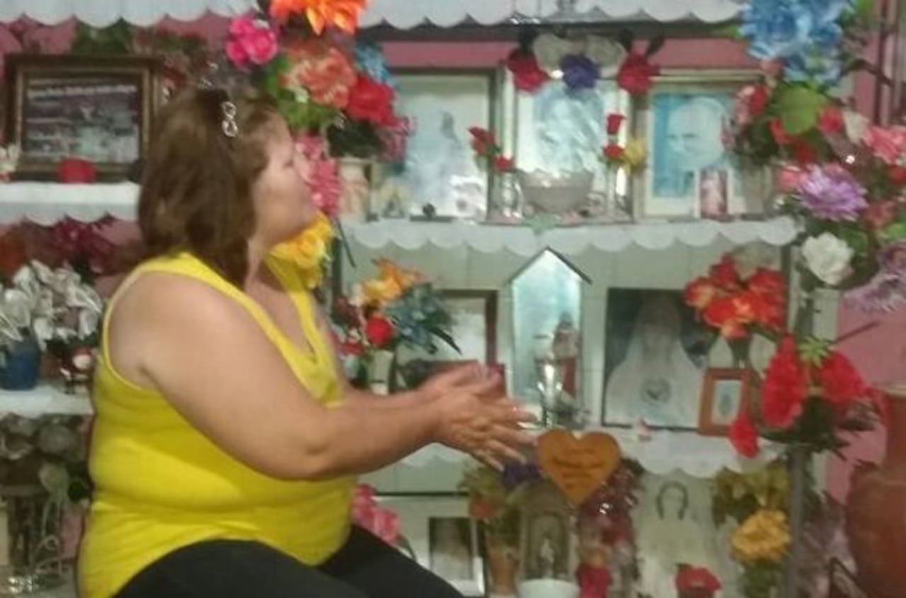 DEVOTA. Otra de las fieles dando gracias a Cecilia.