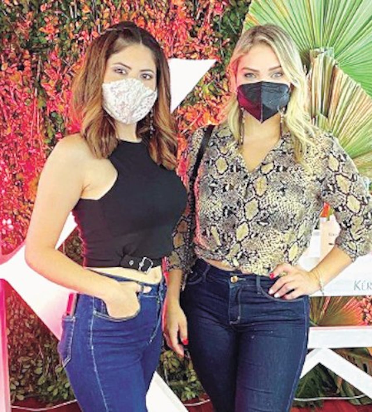 LANZAMIENTO.Las periodistas Liz Yampey y Susan Paradeda, en una noche de lanzamiento de belleza.