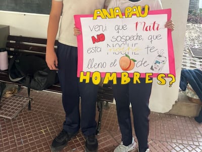 Alumnos de colegio se invitan a fiesta con carteles tie’ỹ