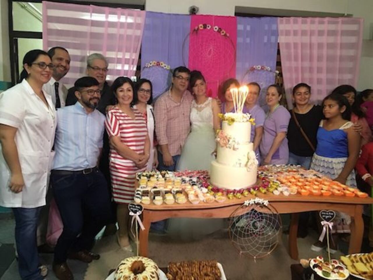 FRENTE A LA TORTA. Con el equipo de médicos, sus familiares y los pacientes.