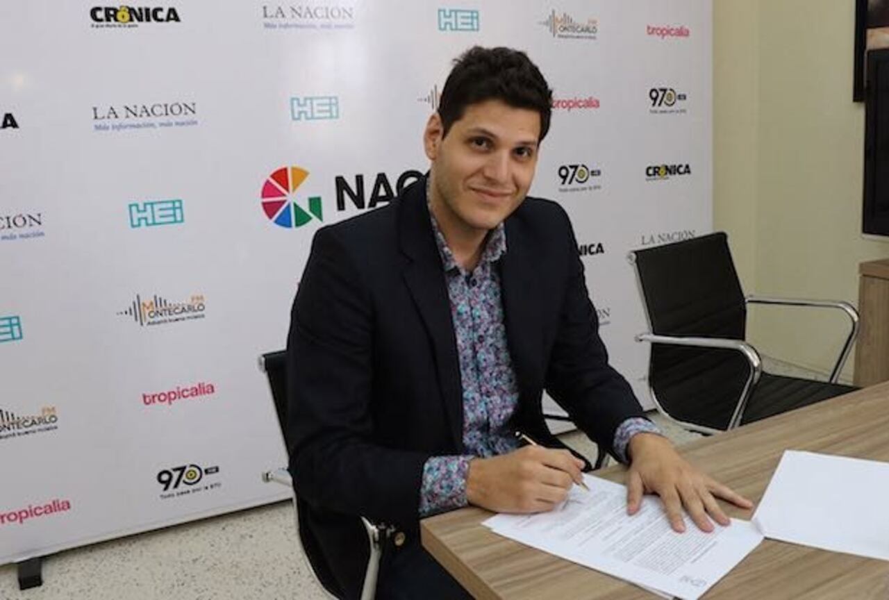 Marce, firmando su contrato con el Grupo Nación.